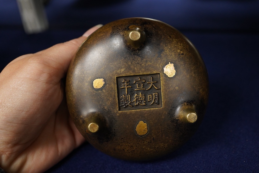 A Chinese gold splash censer, Xuande mark but later, 7cm tall